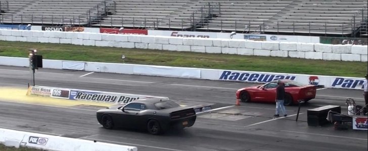 Dodge Challenger Hellcat vs Corvette Drag Race