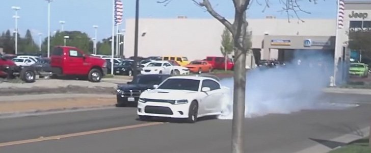 Dodge Charger Hellcat Does Eight-Mile Burnout