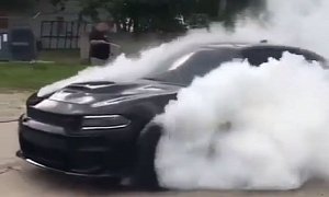 Dodge Charger Hellcat Doing a Fake AWD Burnout Is Murrican Awesomeness