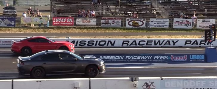 Dodge Charger Hellcat vs. Ford Mustang Shelby GT350 Drag Race