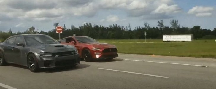 Dodge Charger Hellcat Widebody Races Modded Mustang GT