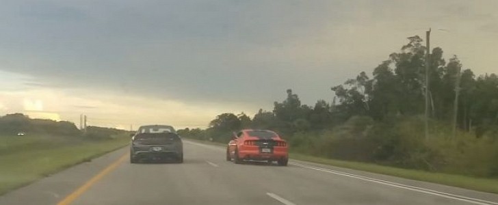 Dodge Charger Hellcat Widebody Races Modded Mustang GT (N/A)