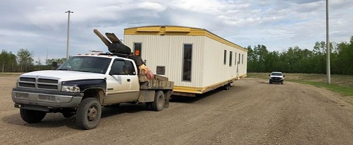 Canadian police pull over Dodge Ram towing mobile home on unsecured, defective trailer
