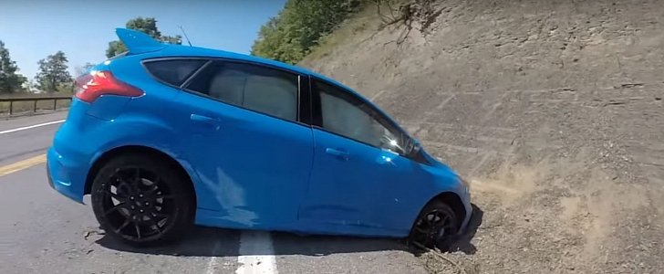 Ford Focus RS Driver Drifts into a Ditch