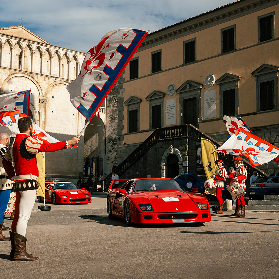 Decine di Ferrari F40, tutte dipinte di rosso, girano per l’Italia