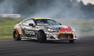 Drifting Toyota GT 86 in Opposite Lock Looks Awesome