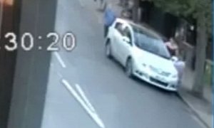 Driver Almost Runs Over Pensioner in The Streets, Attacks Him Afterwards