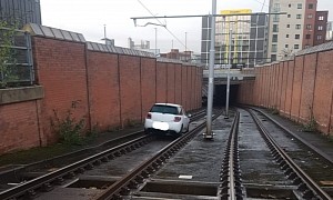 Driver Gets Stuck on Tram Tracks Because That’s Where a Navigation App Told Them to Go