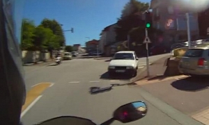 Driver Jumps the Red Light, Closely Missing the Biker