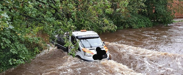 Ford Transit flatbet drives into raging river because GPS said so