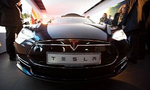 Dual Motor Tesla Model S, Autopilot Feature Explained