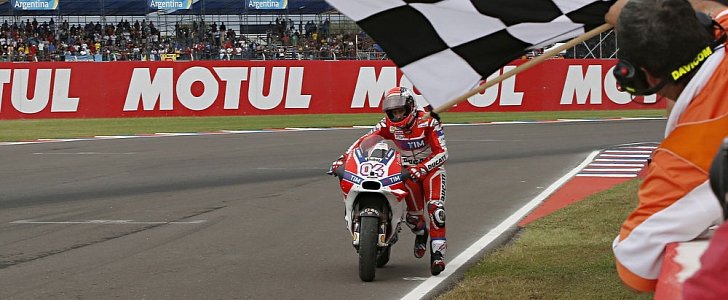 Dovizioso pushing his bike across the finish line in Argentina, 2016