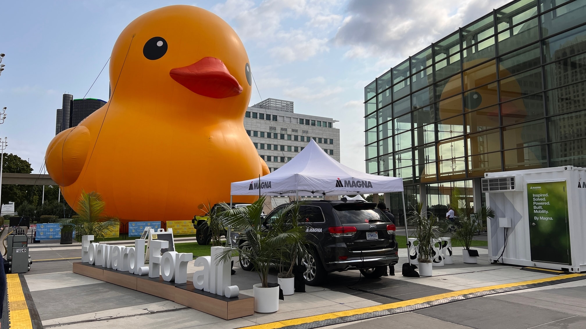Duck That Jeep, Or How World's Largest Rubber Duck Came to Represent Jeep  at NAIAS 2022 - autoevolution