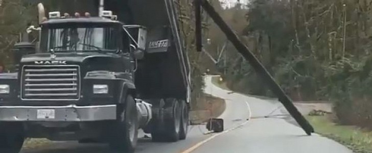 Dump truck driver obliviously drags electricity pole on the road, female driver panics