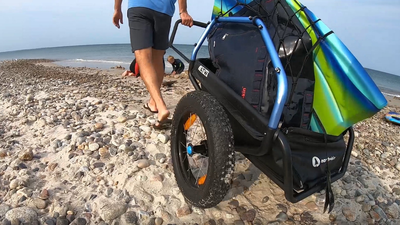 Earth+Kin Drops All-Terrain Cargo Trailer – Used With a Car, Bike, or  Pulled Along on Foot - autoevolution