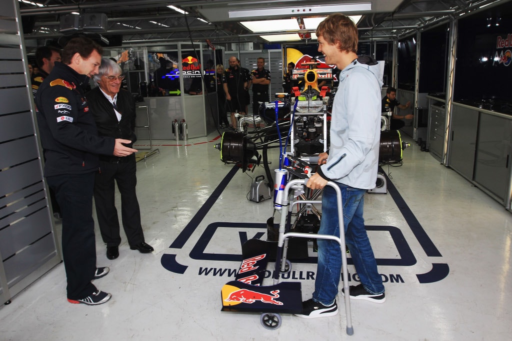 Ecclestone receives present from Horner, Vettel