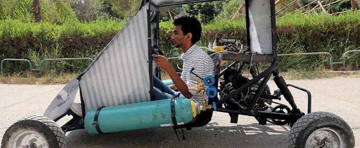 1-person car created by Egyptian students runs on compressed air