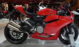 EICMA 2015: Ducati 959 Panigale Sits Between Supersport and Superbike Beasts