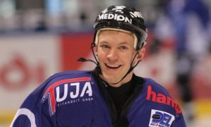 Ekström tackles on ice