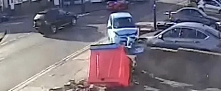 Toyota Aygo crashes 6 times in 1 minute at intersection in Birmingham, UK