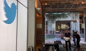 Elon Musk Enters Twitter HQ With His Hands Full, Wants Everyone to Let That Sink In