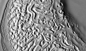 Eroded Martian Crater Deposit Looks Like a Giant, Exposed Alien Brain