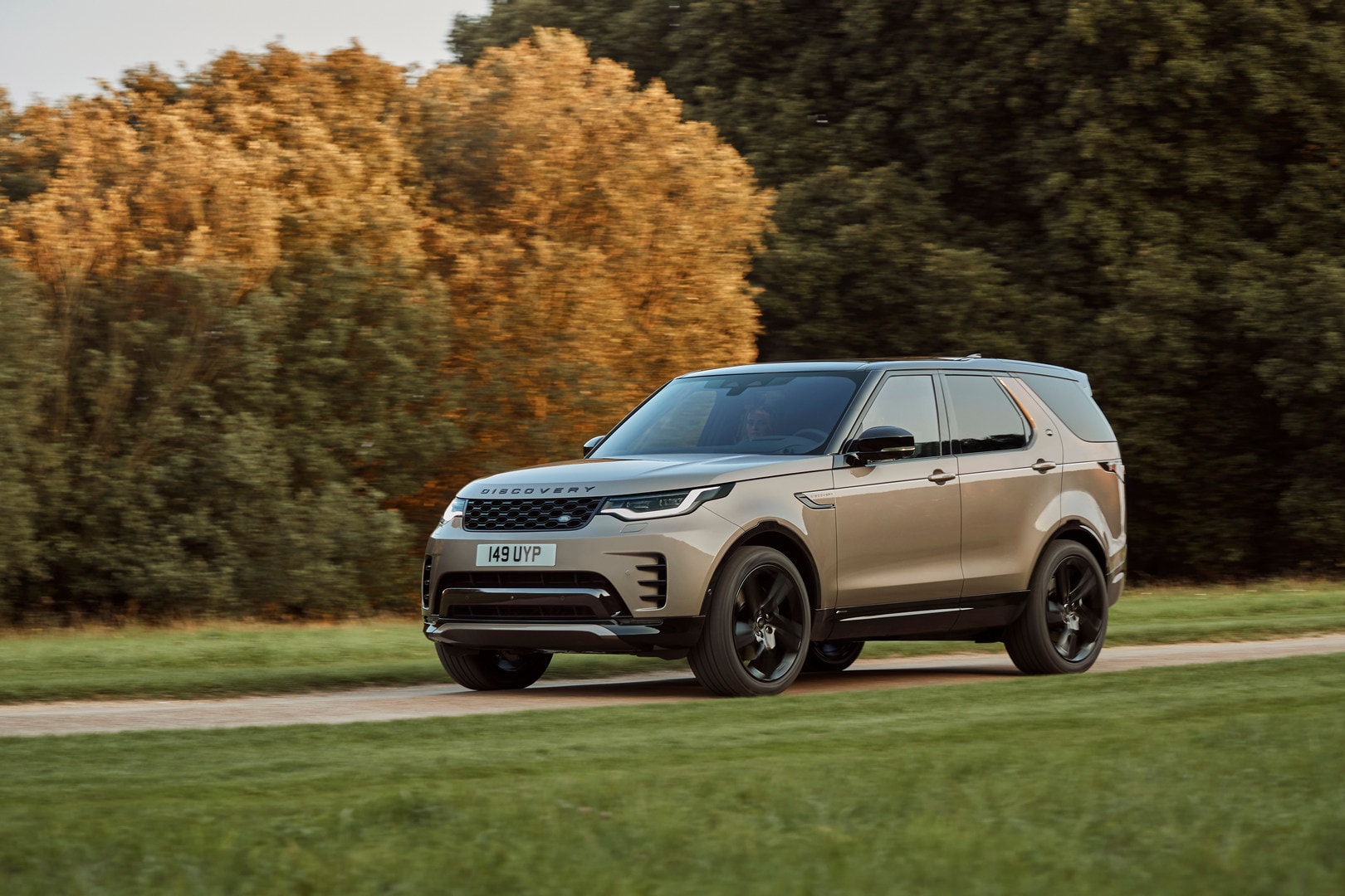 EVA and Pivi Share the 2021 Land Rover Discovery With R
