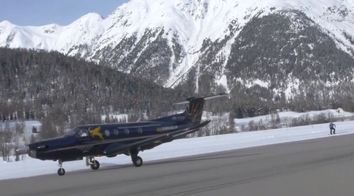 Extreme Snowboarder Gets Towed by 1,200 HP Airplane at 125 KM/H