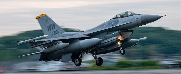 F-16 Fighting Falcon landing at Yokota Air Base, Japan