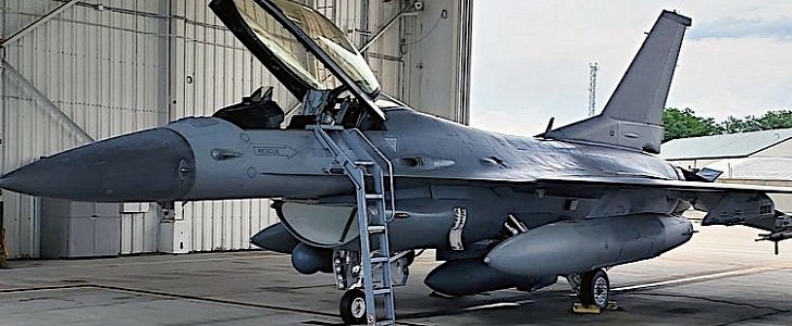 F-16 Fighting Falcon with Dragon’s Eye radar pod