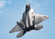 F-22 Raptor Climbs After Tactical Pitch, Hot Engines Make the Rear Look Like It’s Melting