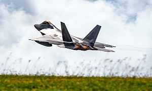 F-22 Raptor Flying at Eye Level Is Not Something You See Everyday