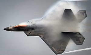 F-22 Raptor Is a Misty Blur of Metal, Air Stands No Chance