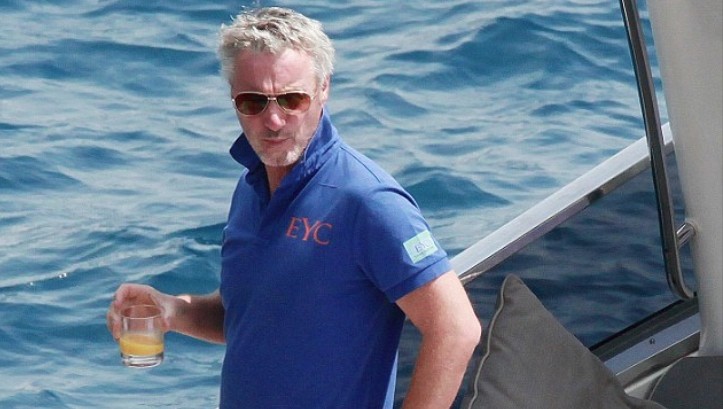  Eddie Irvine Surrounded By Bikini Beauties on His $ 20 Million Yacht
