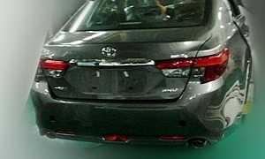 Facelifted Toyota Reiz Spied in China