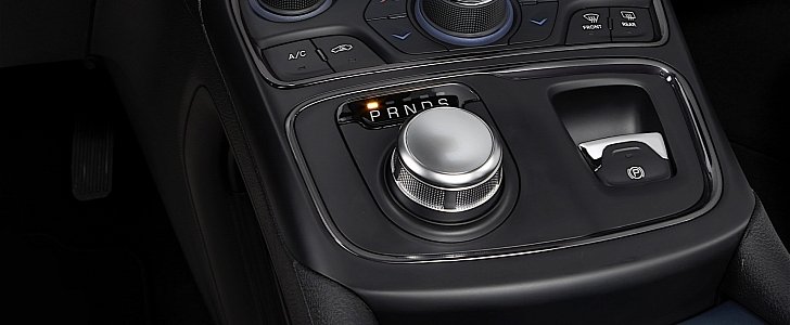 Gear selector in Chrysler 200 with nine-speed automatic