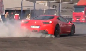 Ferrari 458 Italia Does Quick Burnout!