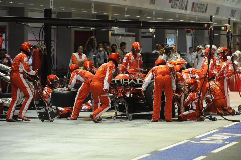 Massa's pit stop during the 2008 Singapore Grand Prix. Last time the traffic-light system was used by Ferrari