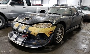 Fire-Damaged 2001 Dodge Viper GTS Looks Like V10 Heartbreak
