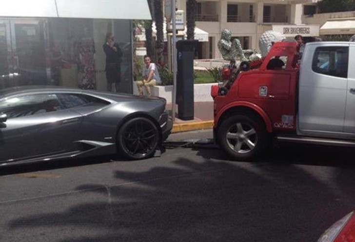 Lamborghini Huracan Gets Towed Away in Cannes