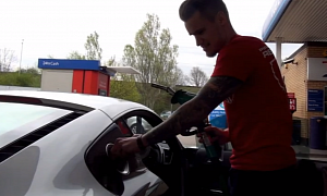 First-Time Supercar Owner Struggles to Fill Up His Audi R8