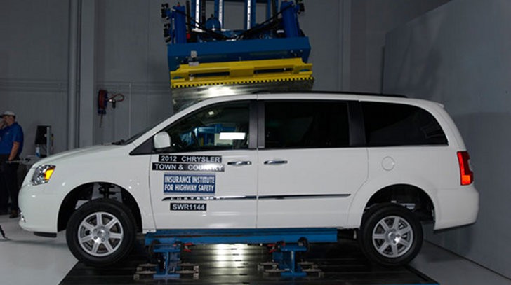 2012 Chrysler Town & Country IIHS Top Safety Pick