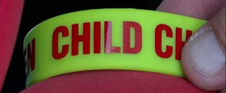 Bracelet serves as visual cue to remind parents to check for kids in the backseat 