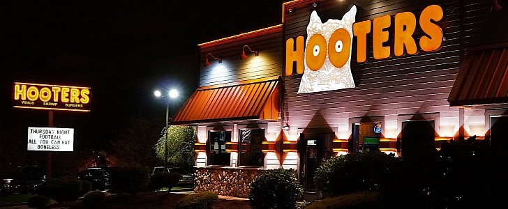  Hooters restaurant, Route One, Saugus, Massachusetts. Night view.