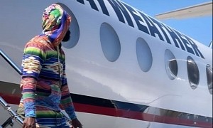 Floyd Mayweather Gets Off His Private Jet in PJs, Because That’s Just How He Rolls