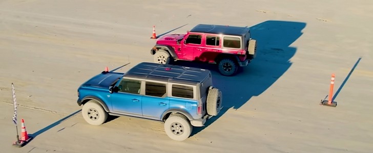 Ford Bronco Drag Races Jeep Wrangler in the Dirt