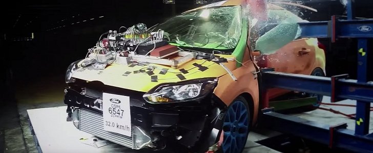 2016 Ford Focus RS crash test