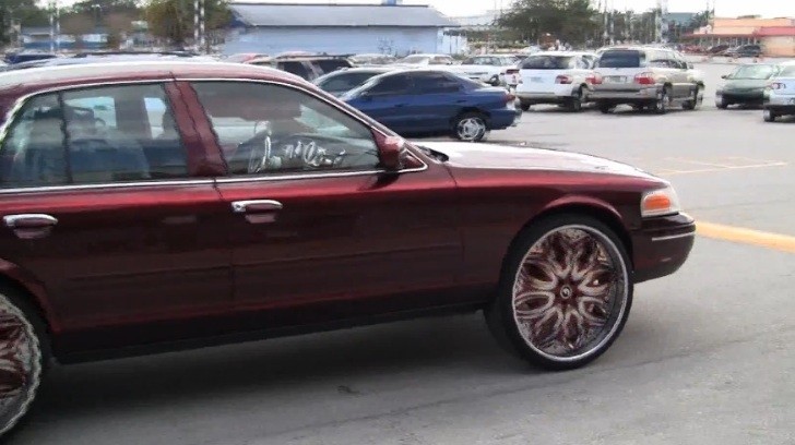 Ford Crown Victoria on 30-Inch Rims