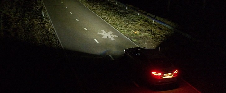 Ford high-resolution headlights can replace the head-up display