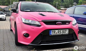 Ford Focus RS Thinks It's Cool in Pink